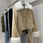Eloise van Oranje Instagram – in TIJDEN niet zo een leuke dump gehad. ik geniet van mijn laatste 2023 momenten 💚 

voor als het je boeit:
1 leuke gesprekken en daarbij hoort een paar foto’s @annanooshin 
2 ik wil deze kerstboom thuis @annaninanl 
3 wat een werk @louisvuitton 
4 gezellige avond
5 heerlijke avond met lievelings mensen @cantine_de_caron 
6 ik wil het @filippa_k 
7 lachuh @sheida.alhoei 
8 vibez 
9 prachtige pop up van @vivianhoorn @kaesutherland 
10 ik ben blij verrast @spektakelwonen