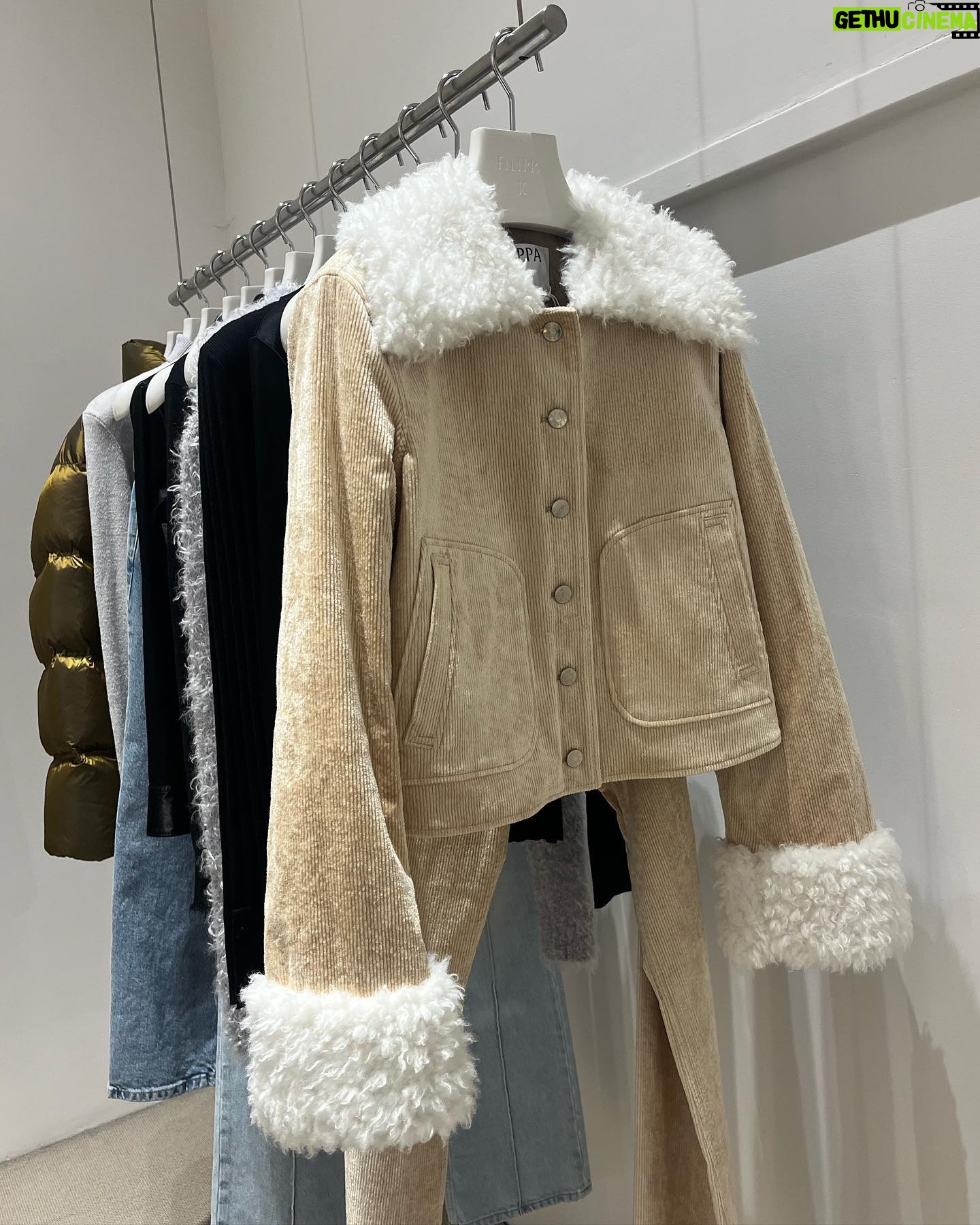 Eloise van Oranje Instagram - in TIJDEN niet zo een leuke dump gehad. ik geniet van mijn laatste 2023 momenten 💚 voor als het je boeit: 1 leuke gesprekken en daarbij hoort een paar foto’s @annanooshin 2 ik wil deze kerstboom thuis @annaninanl 3 wat een werk @louisvuitton 4 gezellige avond 5 heerlijke avond met lievelings mensen @cantine_de_caron 6 ik wil het @filippa_k 7 lachuh @sheida.alhoei 8 vibez 9 prachtige pop up van @vivianhoorn @kaesutherland 10 ik ben blij verrast @spektakelwonen