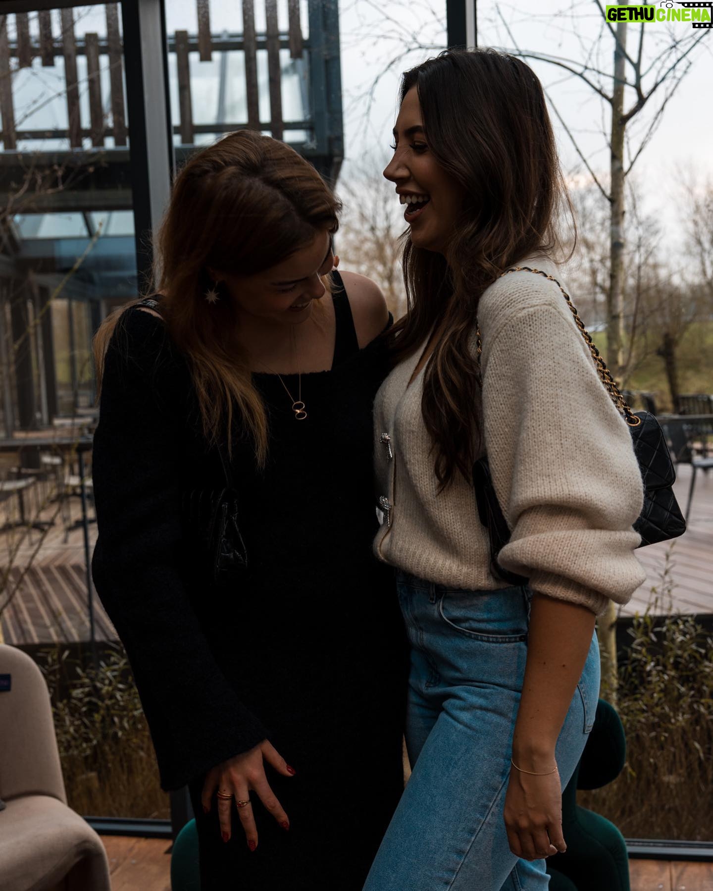 Eloise van Oranje Instagram - in TIJDEN niet zo een leuke dump gehad. ik geniet van mijn laatste 2023 momenten 💚 voor als het je boeit: 1 leuke gesprekken en daarbij hoort een paar foto’s @annanooshin 2 ik wil deze kerstboom thuis @annaninanl 3 wat een werk @louisvuitton 4 gezellige avond 5 heerlijke avond met lievelings mensen @cantine_de_caron 6 ik wil het @filippa_k 7 lachuh @sheida.alhoei 8 vibez 9 prachtige pop up van @vivianhoorn @kaesutherland 10 ik ben blij verrast @spektakelwonen