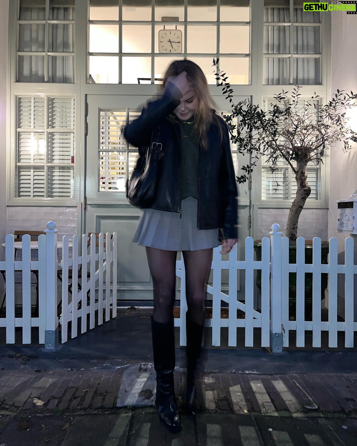 Eloise van Oranje Instagram - janken omdat ik was vergeten HOE koud nederland kan worden 🥶 nu al eigenlijk te koud voor rokjes met panty