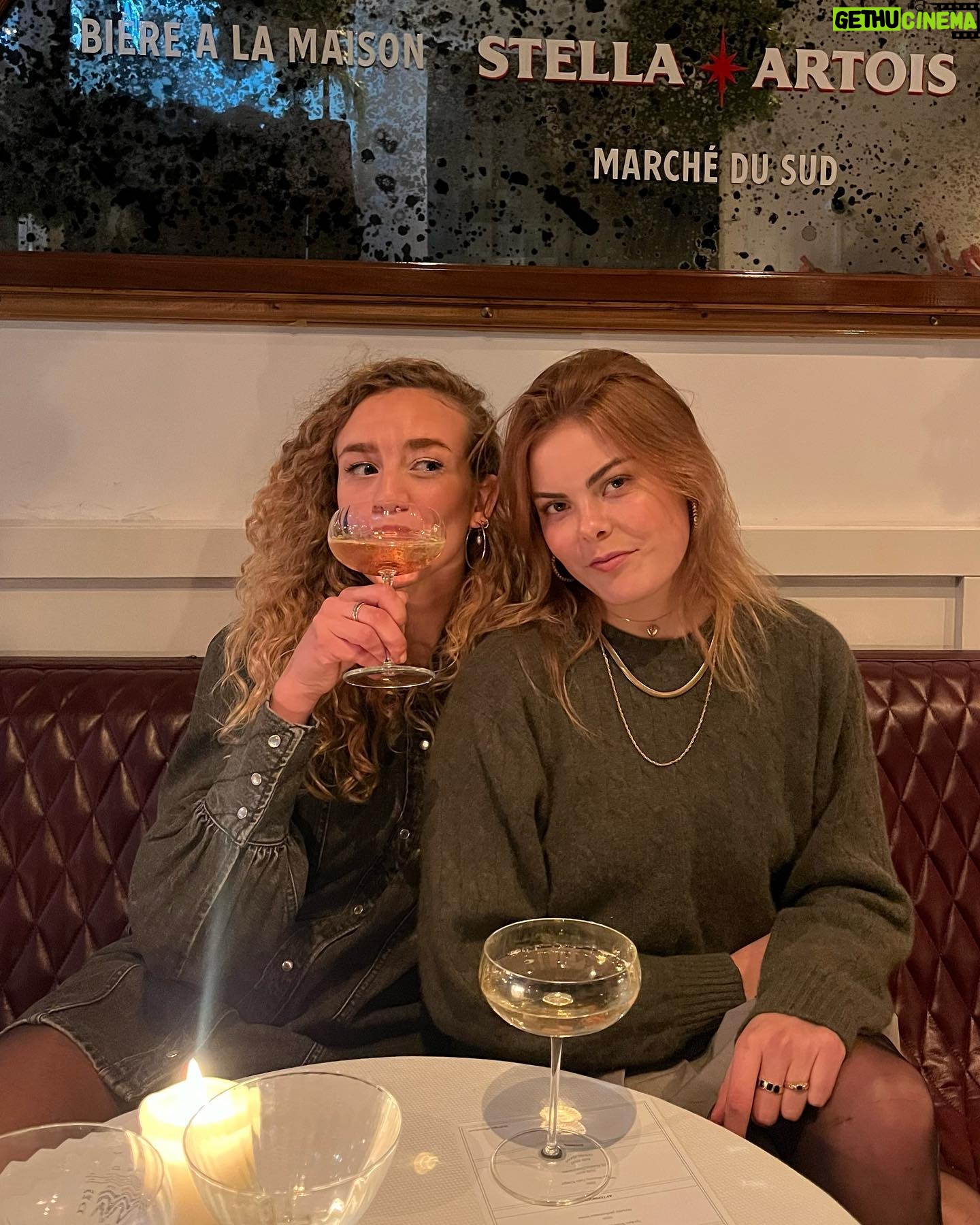 Eloise van Oranje Instagram - janken omdat ik was vergeten HOE koud nederland kan worden 🥶 nu al eigenlijk te koud voor rokjes met panty
