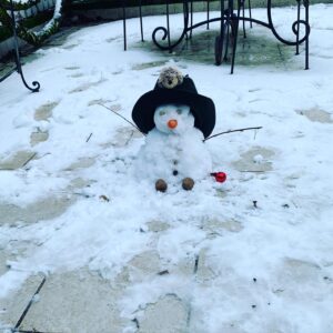 Elsa Fayer Instagram - Je vous présente notre nouveau copain bourito .Bravo ma petite Liv et bon dimanche à tous ❤️#dimancheenfamille #neigeparis ⛄️☃️