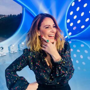 Elsa Fayer Instagram - #beyondthescene 1er #loto en blonde ! vous aimez ? @fdj_officiel @tf1  Chemise @lyubovparis la coupe est dingue. Sautoir @aristocrazy Bague,boucle d’oreille et joncs @nomad.jewels @byjennyrp  Best HMC  Stylisme @laura_klebaner_styliste  Make-up @sonienhim  Coiffure waves by sylvain.decolfmacker pour @franckprovostparis