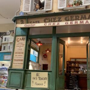 Elsa Fayer Instagram - #faubourgmontmartre Se balader dans les rues de mon enfance. Retrouver des souvenirs, les boutiques qui me faisaient rêver, les vieux magasins de jouets, les passages que je prenais en rentrant de l’école ou je rêvais d’un autre temps, d’une autre époque. Ce quartier a toujours été pour moi un voyage dans le temps. Il n’était pas aussi touristique à mon époque et même plutôt malfamé, mais petite j’avais l’impression que ces lieux m’appartenaient, qu’ils étaient mes trésors cachés... j’aimais tellement m’y évader... #nostalgie #paris #familytime