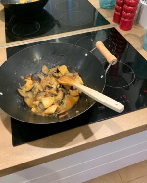 Elsa Fayer Instagram - Menu du soir : Poêlée de légumes de saison et et et gratin de pâtes !!! Ah ah pas folle ! Et vous ? Bon appétit à tous !#tousalamaison #tousensemble ❤️