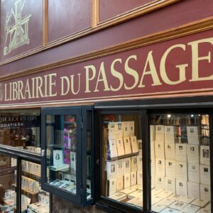 Elsa Fayer Instagram - #faubourgmontmartre Se balader dans les rues de mon enfance. Retrouver des souvenirs, les boutiques qui me faisaient rêver, les vieux magasins de jouets, les passages que je prenais en rentrant de l’école ou je rêvais d’un autre temps, d’une autre époque. Ce quartier a toujours été pour moi un voyage dans le temps. Il n’était pas aussi touristique à mon époque et même plutôt malfamé, mais petite j’avais l’impression que ces lieux m’appartenaient, qu’ils étaient mes trésors cachés... j’aimais tellement m’y évader... #nostalgie #paris #familytime