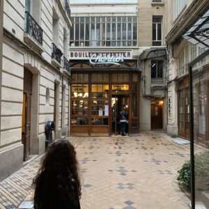 Elsa Fayer Instagram - #faubourgmontmartre Se balader dans les rues de mon enfance. Retrouver des souvenirs, les boutiques qui me faisaient rêver, les vieux magasins de jouets, les passages que je prenais en rentrant de l’école ou je rêvais d’un autre temps, d’une autre époque. Ce quartier a toujours été pour moi un voyage dans le temps. Il n’était pas aussi touristique à mon époque et même plutôt malfamé, mais petite j’avais l’impression que ces lieux m’appartenaient, qu’ils étaient mes trésors cachés... j’aimais tellement m’y évader... #nostalgie #paris #familytime