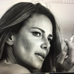 Elsa Fayer Instagram - Merci Fanch @droug.art pour cette photo que j’aime tant. Un moment volé de tournage est toujours un beau souvenir. Bon week-end à tous et n’oubliez pas d’aller voter dimanche les amis ✨❤️