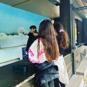 Elsa Fayer Instagram - My twins ❤️ Quand je les vois ensemble je me dis qu’être jumelle est un beau cadeau #sistersforever #journéeBAdumois ! #parcdattractions