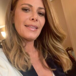 Elsa Fayer Instagram - About Last night , point look coulisses euro millions 😉. Veste @pinkoofficial  Stylisme @lauraklebaner  Coiffure Celine  Make up @sonienhim