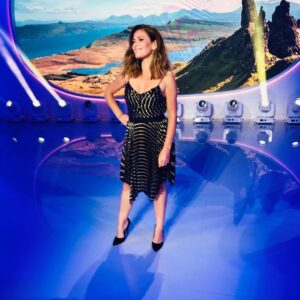 Elsa Fayer Instagram - #aboutyesteraday #euromillions @tf1 @fdj_officiel  Stylisme @lauraklebaner  Hair @sylvain.decolfmacker  Boucle d’oreille @carole.guez  Robe @pinkoofficial