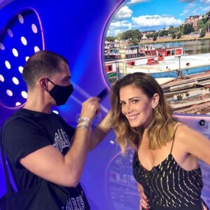 Elsa Fayer Instagram - #aboutyesteraday #euromillions @tf1 @fdj_officiel  Stylisme @lauraklebaner  Hair @sylvain.decolfmacker  Boucle d’oreille @carole.guez  Robe @pinkoofficial