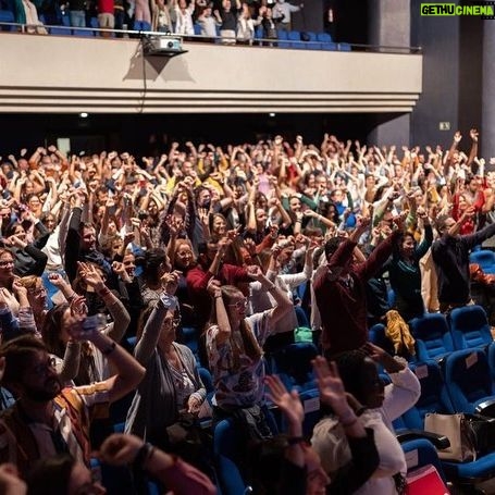 Elsa Punset - 1.1K Likes - Mi primera visita a la magnífica isla de Fuerteventura me deja dos recuerdos imborrables.
Anoche, di una conferencia de la mano de la Cámara de Comercio de Fuerteventura, un gran anfitrión para un evento cálido y multitudinario… ¡Gracias! 🙌
Y hoy, día de visita por la isla, he batido un récord inolvidable y peculiar: ¡nunca había visto tantos arcoíris en un solo día! Han aparecido junto a un faro, encima del mar, en la playa, en los valles… Han sido dos días maravillosos. 🌸¡Gracias y hasta pronto!
#camaradecomerciodefuerteventura #elsapunset #inteligenciaemocional #tiemposextraordinarios #optimismointeligente #fuerteventura