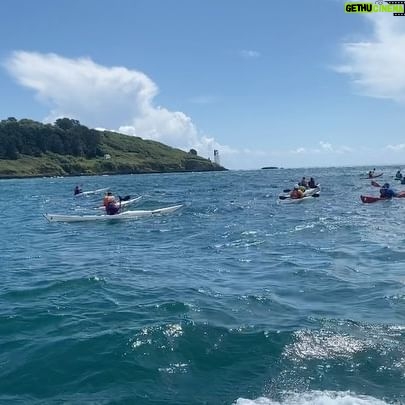 Elsa Punset - 1.5K Likes - Este fin de semana hemos despedido en el mar que tanto quiso, en Falmouth (Gales), a nuestro amigo kayakista Toby Carr. Emocionante momento, rodeado de sus amigos y familia. Inolvidable recuerdo ❤️ #tobycarr