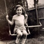 Elsa Punset Instagram – La pequeña Elsa de esta fotografía vivía en una sociedad que no veía como iguales a niños y niñas. De entrada, la llegada de una hija no solía celebrarse como la llegada de un hijo. Empezabas mal porque crecías como ciudadana de segunda. No te conocían, pero nada más nacer ya arrastrabas enormes prejuicios ciegos acerca de tus capacidades, tus habilidades y tu destino. Las primeras trabas era legales: hasta 1972, las mujeres menores de 25 años necesitaban contar con el permiso paterno si deseaban independizarse, excepto para ingresar en una orden religiosa o para casarse. Si te casabas, requerías de autorización de tu marido para conseguir un pasaporte, o hasta 1975, de una “licencia marital” para trabajar o comprarte una casa. Si trabajabas, tu trabajo valía menos, una brecha salarial que aún arrastramos. La igualdad legislativa no llegaría hasta 1981. La igualdad real tardará mucho más en conseguirse. ¿Qué le diría a mi niña? Que no se deje limitar o asustar. Que queda mucho por hacer, pero que recuerde que el mundo cambia a mejor poco a poco, esfuerzo tras esfuerzo, generación tras generación, y que no podemos malgastar el talento, las ganas ni la creatividad de ninguna persona. Que agradezca siempre y nunca olvide el ejemplo y la valentía de tantas personas en la lucha por la igualdad y la justicia. Que tod@s tenemos mucho que aportar, da igual nuestra edad, nuestro género, donde nacimos ni qué creemos. ¡Que no deje apagarse a esa niña soñadora y peleona que lleva dentro! Queda mucho por hacer! @inspiringgirlsint @inspiringirlse @inspiringgirlsmx #thislittlegirlisme #estaniñasoyyo