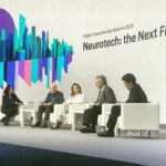 Elsa Punset Instagram – En este gran ejercicio de acercarnos el futuro que es el Mobile World Congress, ayer tuvimos la oportunidad de hablar sobre una de las grandes revoluciones que llegan: la Neurotecnología o la ciencia y los dispositivos que empiezan ya a permitir curar y potenciar nuestras habilidades físicas y cognitivas.
Moderé un intenso diálogo entre algunos de los más relevantes expertos que sitúan bien alto el nivel de nuestro país en este campo:
Rafael Yuste, Profesor Columbia University. Alvaro Pascual-Leone,Profesor, Harvard Medical School.
José M. Carmena, Profesor, Berkeley University y Ana Maiques, CEO de Neuroelectrics. Hablamos tanto de Neurotech hoy y su extraordinario vertiente terapéutica como también de la urgente necesidad de pensar cómo se abordan los neuroderechos para sus usuarios. #neurotech #spainneurotech #thenextfrontier #digitalfuturesocietysummit #buildingtrust #elsapunset