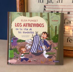 Elsa Punset Instagram - Esta semana, celebro la salida del noveno volumen de mi colección infantil de Los Atrevidos: “Los Atrevidos en la Isla de los Nimóviles” 🙌

En las dos primeras décadas de vida un niño o niña, tenemos la oportunidad de enseñarle buenos hábitos de consumo digital.📱Aquí encontraréis claves importantes para el uso equilibrado de la tecnología, pensados para lograr ese equilibrio tan necesario entre la vida física y digital 😌

Una pista: explica a tus hijos cómo funciona el cerebro: es muy sensible a las descargas de dopamina, que producen una sensación pasajera y adictiva de bienestar. Así que pasar demasiadas horas frente a la pantalla, recibiendo descargas de dopamina, te vuelve vulnerable y más dependiente. En el cuento, los Atrevidos aprenden con su guía de las emociones, Florestán, a vivir la vida con sus cinco sentidos… 

¡Espero daros algunas buenas ideas en este sentido en mi nuevo cuento, Los Atrevidos en la Isla de los Nimóviles! Espero que os resulte útil y que lo disfrutéis 💚

#inteligenciaemocional #elsapunset #losatrevidos #nuevolibro #niños