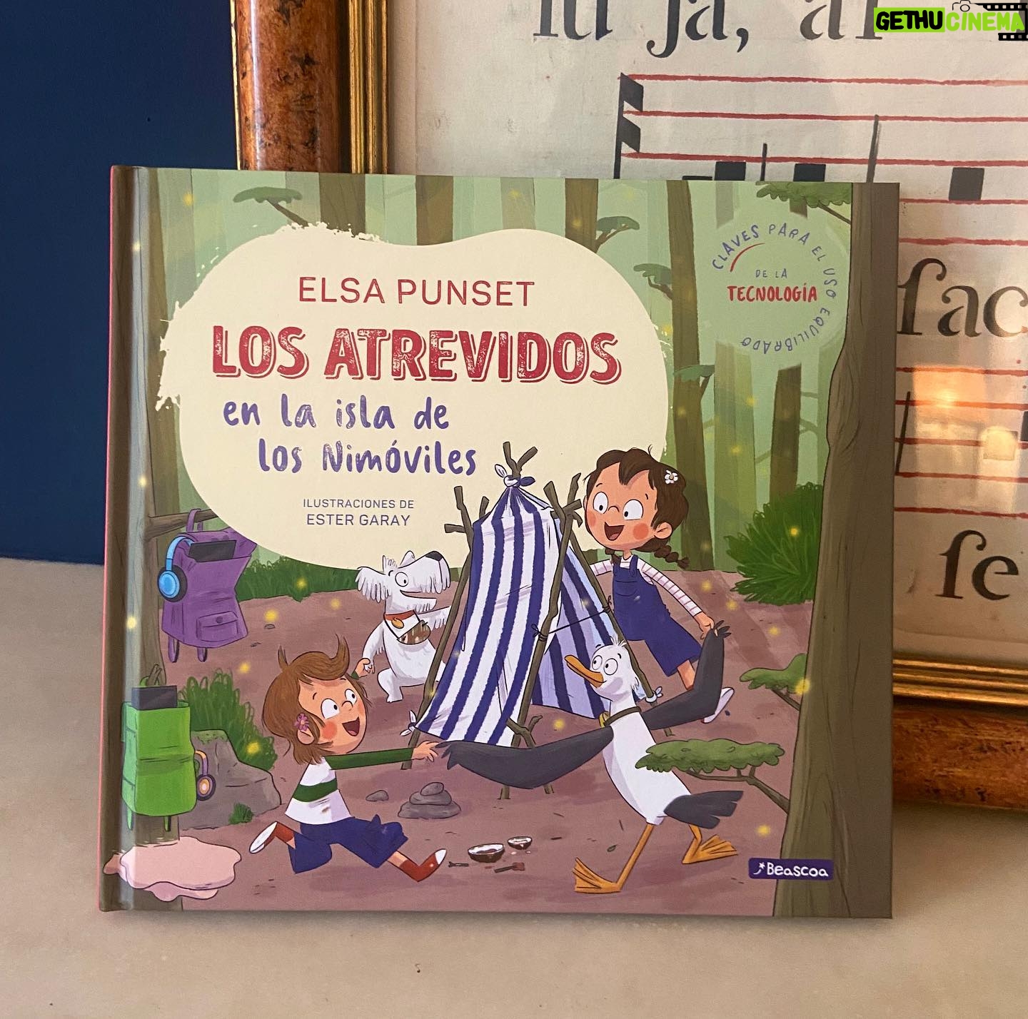 Elsa Punset - 0.9K Likes - Esta semana, celebro la salida del noveno volumen de mi colección infantil de Los Atrevidos: “Los Atrevidos en la Isla de los Nimóviles” 🙌
En las dos primeras décadas de vida un niño o niña, tenemos la oportunidad de enseñarle buenos hábitos de consumo digital.📱Aquí encontraréis claves importantes para el uso equilibrado de la tecnología, pensados para lograr ese equilibrio tan necesario entre la vida física y digital 😌
Una pista: explica a tus hijos cómo funciona el cerebro: es muy sensible a las descargas de dopamina, que producen una sensación pasajera y adictiva de bienestar. Así que pasar demasiadas horas frente a la pantalla, recibiendo descargas de dopamina, te vuelve vulnerable y más dependiente. En el cuento, los Atrevidos aprenden con su guía de las emociones, Florestán, a vivir la vida con sus cinco sentidos…
¡Espero daros algunas buenas ideas en este sentido en mi nuevo cuento, Los Atrevidos en la Isla de los Nimóviles! Espero que os resulte útil y que lo disfrutéis 💚
#inteligenciaemocional #elsapunset #losatrevidos #nuevolibro #niños