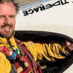 Elsa Punset Instagram – Hace dos años, paseando por una playa desierta del norte de Galicia, conocimos a un hombre que estaba a punto de embarcar en su kayak. “Hola, soy Elsa.” Nos saludamos y charlamos. Se llamaba Toby Carr.
“¿De donde vienes remando?” le preguntó Francesc, mi compañero. “De Santander…”-¡más de 400 kilómetros!- …”y ahora mismo salgo hacia Oporto.”
Hablamos frente al mar inmenso, junto a su kayak delgado y blanco. Toby estaba curtido por el sol, tenía las manos heridas y vendadas por las horas de navegación. Era arquitecto y un superviviente de cáncer. Sabía que la vida es un regalo, esquivo y frágil, y le había perdido el miedo a todo, también a las olas. Así que en cuanto el trabajo se lo permitía, salía a recorrer el mundo en su kayak. Era inspirador, cálido, valiente. Esta semana, murió de cáncer. Tuve la suerte de conocerle. Descansa en paz, querido Toby, será imposible olvidarte.