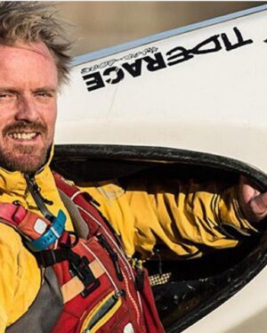 Elsa Punset Instagram - Hace dos años, paseando por una playa desierta del norte de Galicia, conocimos a un hombre que estaba a punto de embarcar en su kayak. “Hola, soy Elsa.” Nos saludamos y charlamos. Se llamaba Toby Carr.
 “¿De donde vienes remando?” le preguntó Francesc, mi compañero. “De Santander…”-¡más de 400 kilómetros!- …”y ahora mismo salgo hacia Oporto.”
Hablamos frente al mar inmenso, junto a su kayak delgado y blanco. Toby estaba curtido por el sol, tenía las manos heridas y vendadas por las horas de navegación. Era arquitecto y un superviviente de cáncer. Sabía que la vida es un regalo, esquivo y frágil, y le había perdido el miedo a todo, también a las olas. Así que en cuanto el trabajo se lo permitía, salía a recorrer el mundo en su kayak. Era inspirador, cálido, valiente. Esta semana, murió de cáncer. Tuve la suerte de conocerle. Descansa en paz, querido Toby, será imposible olvidarte.