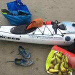 Elsa Punset Instagram – Hace dos años, paseando por una playa desierta del norte de Galicia, conocimos a un hombre que estaba a punto de embarcar en su kayak. “Hola, soy Elsa.” Nos saludamos y charlamos. Se llamaba Toby Carr.
“¿De donde vienes remando?” le preguntó Francesc, mi compañero. “De Santander…”-¡más de 400 kilómetros!- …”y ahora mismo salgo hacia Oporto.”
Hablamos frente al mar inmenso, junto a su kayak delgado y blanco. Toby estaba curtido por el sol, tenía las manos heridas y vendadas por las horas de navegación. Era arquitecto y un superviviente de cáncer. Sabía que la vida es un regalo, esquivo y frágil, y le había perdido el miedo a todo, también a las olas. Así que en cuanto el trabajo se lo permitía, salía a recorrer el mundo en su kayak. Era inspirador, cálido, valiente. Esta semana, murió de cáncer. Tuve la suerte de conocerle. Descansa en paz, querido Toby, será imposible olvidarte.