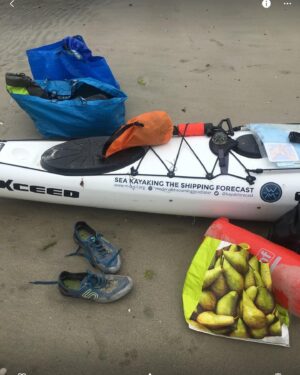 Elsa Punset Instagram - Hace dos años, paseando por una playa desierta del norte de Galicia, conocimos a un hombre que estaba a punto de embarcar en su kayak. “Hola, soy Elsa.” Nos saludamos y charlamos. Se llamaba Toby Carr.
 “¿De donde vienes remando?” le preguntó Francesc, mi compañero. “De Santander…”-¡más de 400 kilómetros!- …”y ahora mismo salgo hacia Oporto.”
Hablamos frente al mar inmenso, junto a su kayak delgado y blanco. Toby estaba curtido por el sol, tenía las manos heridas y vendadas por las horas de navegación. Era arquitecto y un superviviente de cáncer. Sabía que la vida es un regalo, esquivo y frágil, y le había perdido el miedo a todo, también a las olas. Así que en cuanto el trabajo se lo permitía, salía a recorrer el mundo en su kayak. Era inspirador, cálido, valiente. Esta semana, murió de cáncer. Tuve la suerte de conocerle. Descansa en paz, querido Toby, será imposible olvidarte.