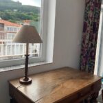 Elsa Punset Instagram – Este año ha sido particularmente intenso por viajes y trabajo,  y tenía muchas ganas de que llegase este momento. Estoy preparando el rincón donde voy a pasar dos largos y fructíferos meses (espero!) escribiendo. La mesa era de mis abuelos, y la vista es a mis queridos montes gallegos. ¡Desconectar por fuera para conectar por dentro!… ¡Feliz verano, dónde estéis! Nos reencontramos a la vuelta 😘
#verano2023 #superacion #equilibrio #serenidad