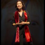 Elsa Punset Instagram – 📌 Una meta sin un plan solo es un deseo…📌
Lo decía el escritor Antoine de Saint Exupery, el creador del Principito… ¡y lo comparto! Sé lo importante, y a la vez lo difícil que es, definir, perseguir y cumplir nuestras metas y sueños. A lo largo de mi vida, he conseguido algunas metas y he fallado en otras.
Fallar, fracasar o quedarse corto en lo que uno desea y vislumbra puede ser doloroso.
Pero no podemos renunciar a tener metas. Sin metas, nos quedamos fijos, rígidos, en el mismo lugar. Sin metas, no transformamos ni enriquecemos nuestras vidas. Necesitamos metas, pequeñas y grandes, para movernos y crecer.
Por eso quisiera compartir contigo lo que a mi me ha ayudado a seguir soñando.
Para empezar, me gustaría invitarte a la Masterclass online gratuita: “3 claves para elegir y conseguir metas”, que daré el próximo miércoles 26 de enero a las 19:00 h (hora de Madrid).
Puedes reservar tu plaza desde el link de la bio👆 ¡Te espero!