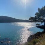 Elsa Punset Instagram - Galicia me da alegría con lluvia o con sol… pero hoy tocó sol, nadar y remar en este pequeño paraíso 🌞😀🥰 #galicia #riasaltas #recuperación