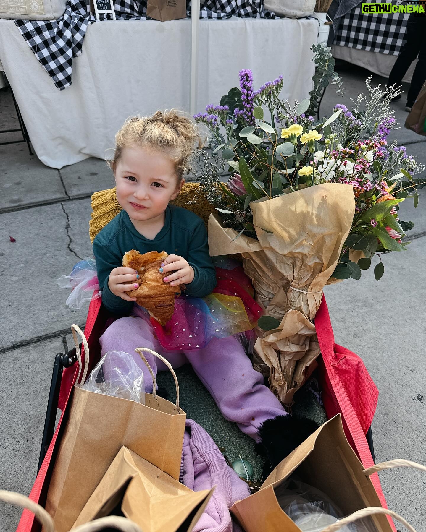 Elysia Rotaru Instagram - Friday to Friday had lot of F words like … Fantastic Friends, food, flowers, farmers markets, family, feasting, fun, feel-good, films, high frequency festivities, flood, Friyay. . . . @rooandyou #rooper #thejoey