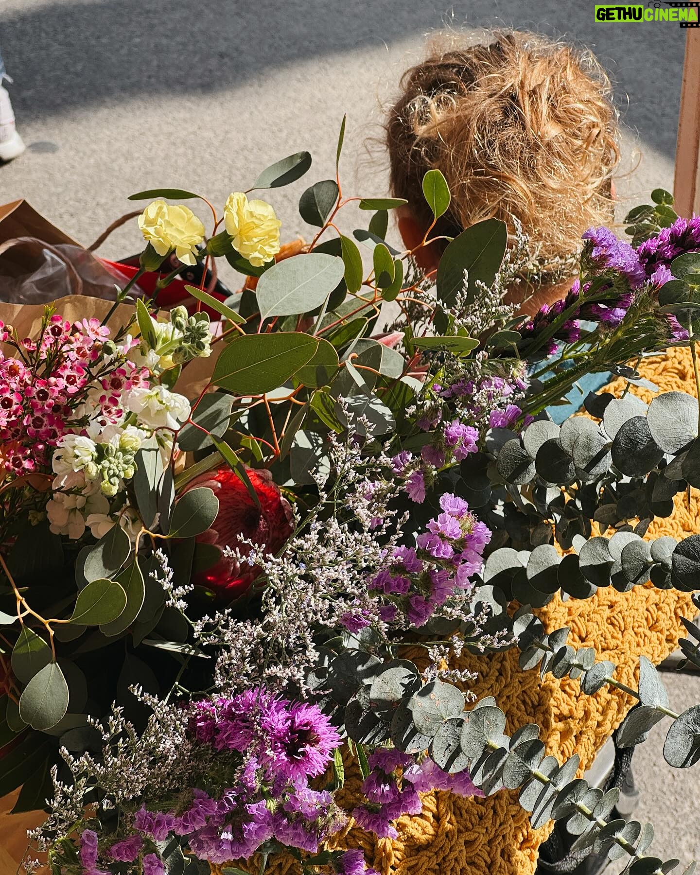 Elysia Rotaru Instagram - Friday to Friday had lot of F words like … Fantastic Friends, food, flowers, farmers markets, family, feasting, fun, feel-good, films, high frequency festivities, flood, Friyay. . . . @rooandyou #rooper #thejoey
