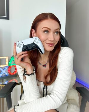 Elz The Witch Instagram - I CAN’T BELIEVE IT!! 😭 I have been selected to be a PlayStation Playmaker 👏♥️ one of my DREAMS was to work with @playstationuk and to now be a #PlayStationPlaymaker alongside an ambassador for the PlayStation Schools’ Cup means the world 🌎 more content to come very soon 🥳  #AD