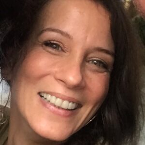 Emel Çölgeçen Instagram - Bugün benim doğumgünüm, yolun yarısına geldim daha çok şey var yaşanacak… Dileğim ise ülkeme olacak; vicdan ve tüm kalplerde büyümesini istediğim  sevgi… Ayrımcılığın hızla eriyip bitmesi ve tüm canlıların değerinin anlaşılması… O zaman zaten hayat bayram olacak inanıyorum….
#45andfabulous