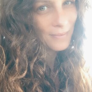 Emel Çölgeçen Instagram - Saçlarımda deniz kokusu... Günaydın ☀️