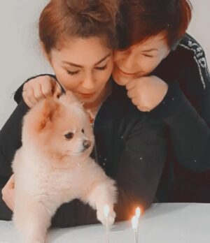 Emel Müftüoğlu Instagram - Benim canim kizim dogmus bugun.... yeryuzunde herseyle savasabilirim elim ayagim tuttugu surece birtek senin mutsuzlugun beni yikar onun icin sen hep mutlu ol hep guzel yasa diledigin hersey ama hersey gercek olsun sen herseyin en guzelini hakeden bi evlatsin srni cok seviyorum @cagrimuftuoglu @baykittyy