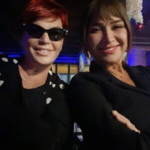 Emel Müftüoğlu Instagram - Demomla cok egleniyoruz meger dugunumuz gelmis @demetakbag
