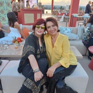 Emel Müftüoğlu Instagram - Hayatin en degerli kavrami arkadaslik sensiz olmaz iyiki dunyaya gelmissin birbirimizin arkadasi dostu olmusuz istedigin hersey umarim bu 365 gunde ve sonsuza dek seninle olur seni cok seviyorum❤️❤️❤️❤️❤️❤️ @demetakbag