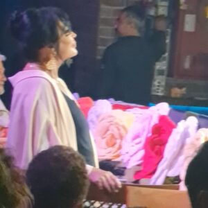 Emel Müftüoğlu Instagram - Sevgili onur akin turkiye nin gelmis gecmis tek sultaninin gozlerinin icine bakarak sarki soyleme sansina nail oldu @suzankardes
