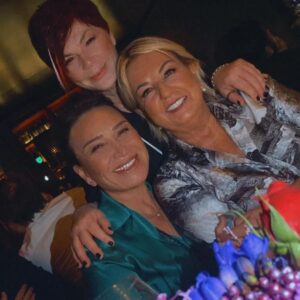 Emel Müftüoğlu Instagram - Bu instagram isi en cok benim gibi sarsaklara cok  yariyo herseyi kaybeden hicbisey saklamasini beceremeyen ben gibiler icin sahane🤣🤣🤣🤣🤣 ..... @demetakbag @terimfulya