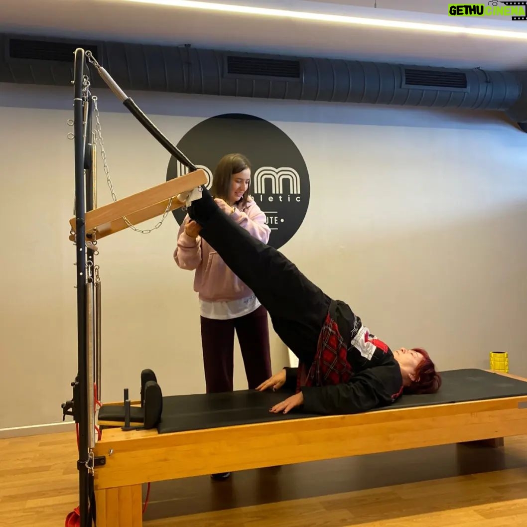 Emel Müftüoğlu Instagram - Yilin en iyi pilatescisi secti beni hocam (ruyamda🤣🤣🤣🤣)@selentarm @bpmathletic