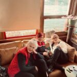 Emel Müftüoğlu Instagram – Canimin taaaaa iciiii sezen aksummm ne soylenir ne yazilir ne anlatilir bilemiyo insan…. nafile debeleniyo icini dokebilmek icin her soz yavan kaliyo kelimeleranlatcagin hic bi seyin karsiligi deil
…. cok caresiz  bi durum aslinda ….oyleyse en icimden geleni soyleyeyim cok sansliyiz bizim oldugun icin sezen aksum nice yillara…….@canancelikci @suzankardes