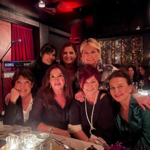 Emel Müftüoğlu Instagram - Kiymetlimiz guzeller guzeli fulya miz  iyiki dogmus ❤❤❤❤❤❤@fulyaterim @oya.basar @demetakbag @ozguturan@sedefiybar @yudumsasmaz02