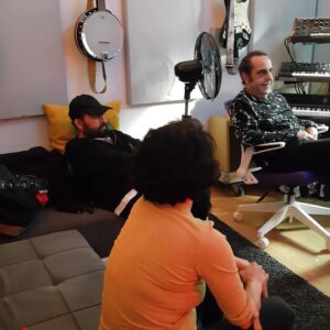 Emel Müftüoğlu Instagram - Senin oldugun heryerde nese vardi enerji vardi muzik vardi iyilik vardi.... sen oyle guzel vardin ki keske hep yanimizda kalsaydin canim ozkancim .... senin bu icimizde yarattigin gecmisimiz bitti hissini nasil atlatiriz bilemiyorum nurlar icinde yat seni cok ama cok seviyoruz .....