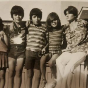 Emel Müftüoğlu Instagram - Bu resmi buldum kuzenlerimle bilin bakalim ben hangisiyim🤣🤣🤣🤣