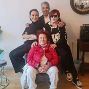 Emel Müftüoğlu Instagram - Dizlerimiz sarper hocaya emanet @seldabagcanofficial @demetakbag @drsarpercetinkaya
