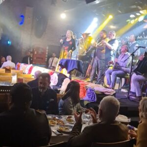 Emel Müftüoğlu Instagram - Dugun dernek basladi suzanim in biricik kizi evleniyo begum dugunde boyle olur bende yayin yapicam sizi mahrum etmicem @suzankardes
