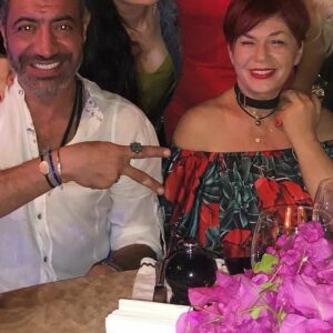 Emel Müftüoğlu Instagram - Sen ne ozel ne guzel bi dost ne guzel bi adamsin iyiki varsin iyiki bizim hakanimiz sin seni cok seviyorum nice yillara diyorum saglikla huzurla 😘😘😘❤❤❤@hakanaltunmusic