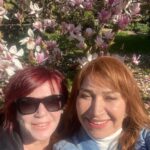 Emel Müftüoğlu Instagram – Sandik kokusu setindeyim ama bence mimoza kokusu canim hacim yaz demeden kis demeden pazar demeden calisiyor bize bolum yetistirsin diye @demetakbag @sandikkokusudizisi