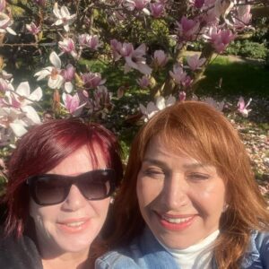 Emel Müftüoğlu Instagram - Sandik kokusu setindeyim ama bence mimoza kokusu canim hacim yaz demeden kis demeden pazar demeden calisiyor bize bolum yetistirsin diye @demetakbag @sandikkokusudizisi