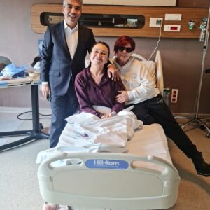 Emel Müftüoğlu Instagram - Canimcim birazdan dizinden ameliyata girecek yarin da kosu yarisina katilicaz beraber😂😂😂😂😂😂 @drsarpercetinkaya  sayesinde @demetakbag